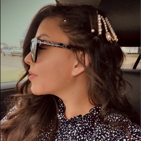 • H E L L O • - Picture 4 of 4